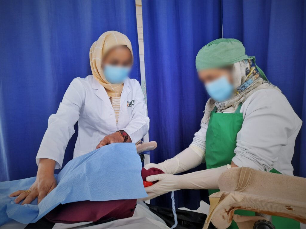 Parteira do Afeganistão: AFIAT PIO fornece orientação prática sobre trabalho de parto normal para uma parteira usando um modelo de exame de maternidade em um centro de saúde básico local. Foto por AFIAT
