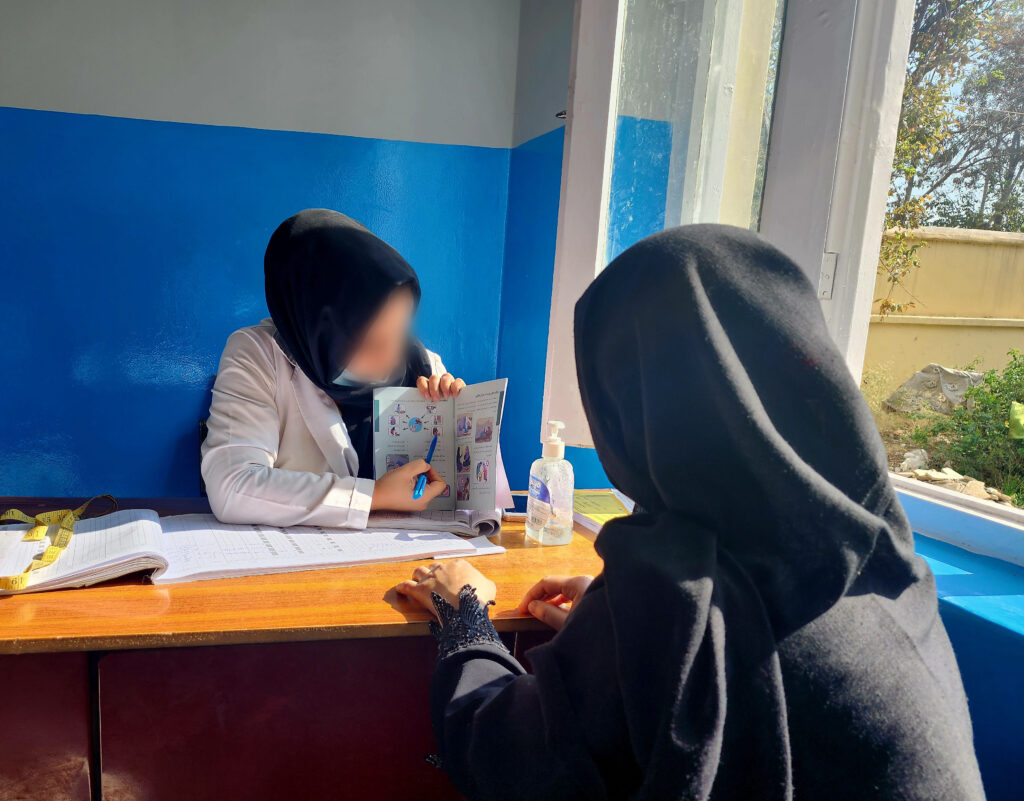 Partera de Afganistán: una partera mientras brinda educación sobre la salud en APN al cliente de DH. Foto de AFIAT