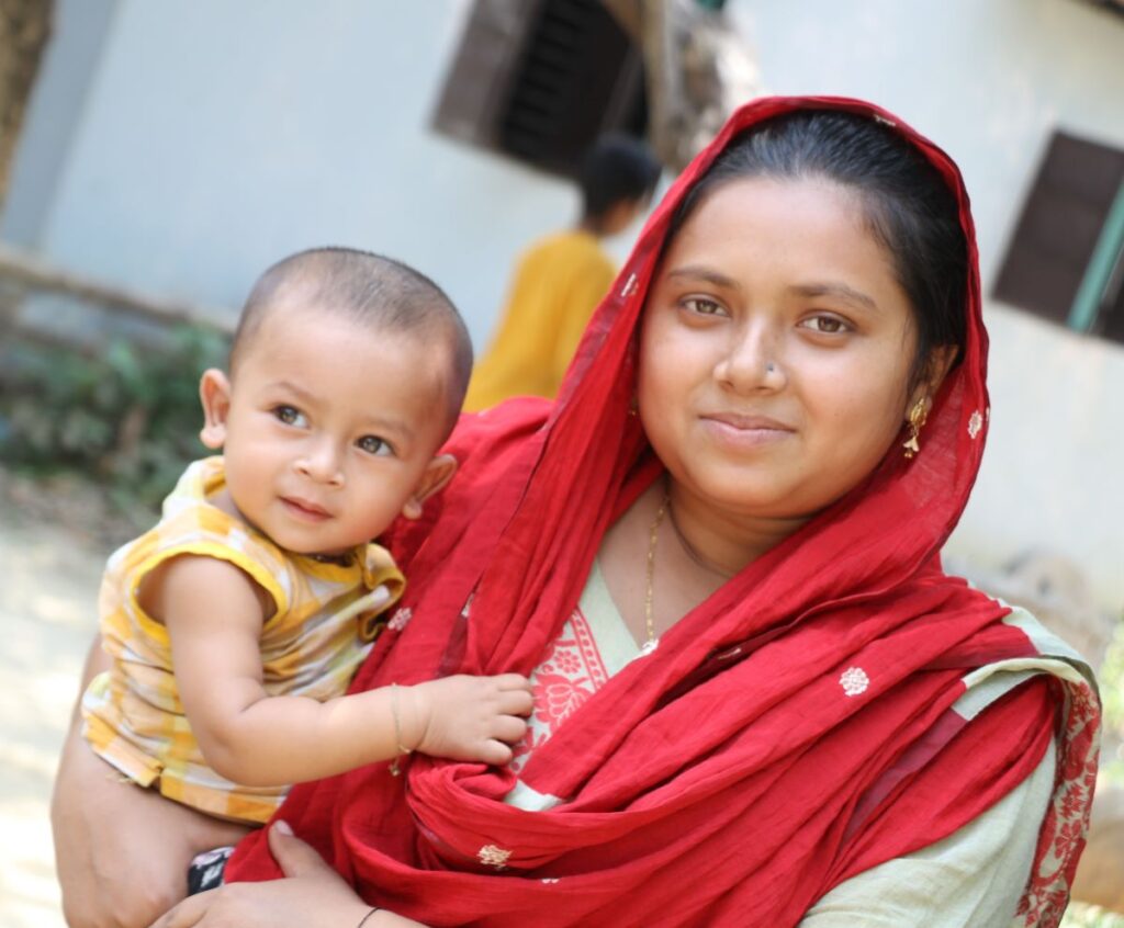Shimla, hier mit ihrem Sohn abgebildet, war angesichts ihrer ersten Mutterschaft nervös – bis sie Unterstützung vom Projekt „Gesunde Frauen, gesunde Familien“ in Bangladesch erhielt. Bildnachweis: MSH