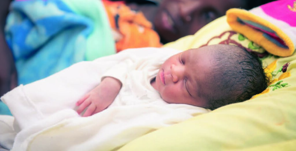 Un recién nacido duerme profundamente en Madagascar
