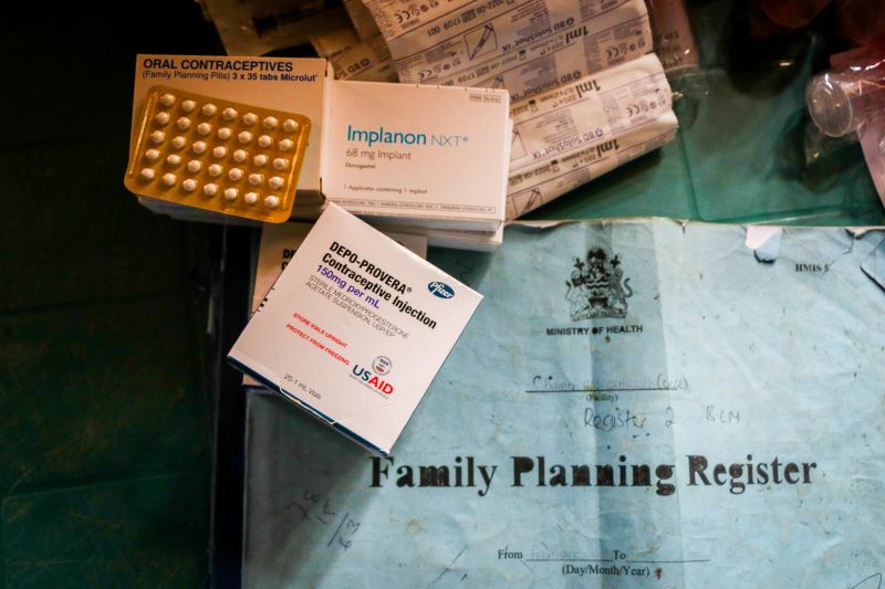 Produits de planification familiale et registre disposés sur une table dans une clinique de planification familiale à Mulanje, Malawi, ONSE Health Activity
