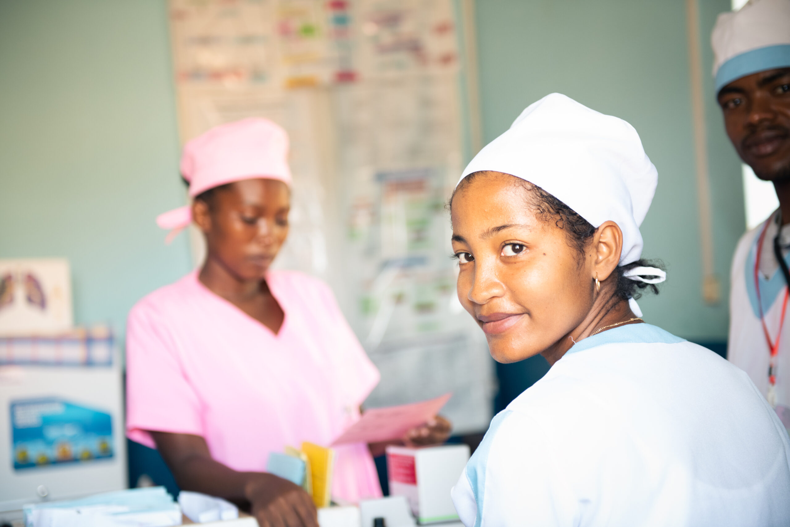 Duas profissionais de saúde de Tanambo, Madagascar