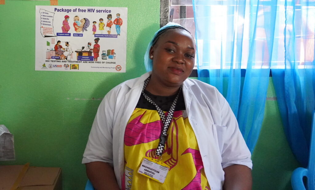Agent de santé dans l'unité de prise en charge du VIH de l'hôpital de district de Biyem Assi.