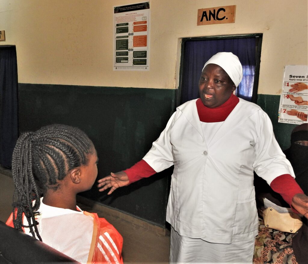 Monica Akyok, enfermera del Centro de Salud Primaria (APS) de Bukuru Central, en el estado de Plateau, Nigeria, con una paciente, dando una charla de salud sobre la prevención de la malaria durante el embarazo. Crédito de la foto: MSH. Proyecto PMI-S
