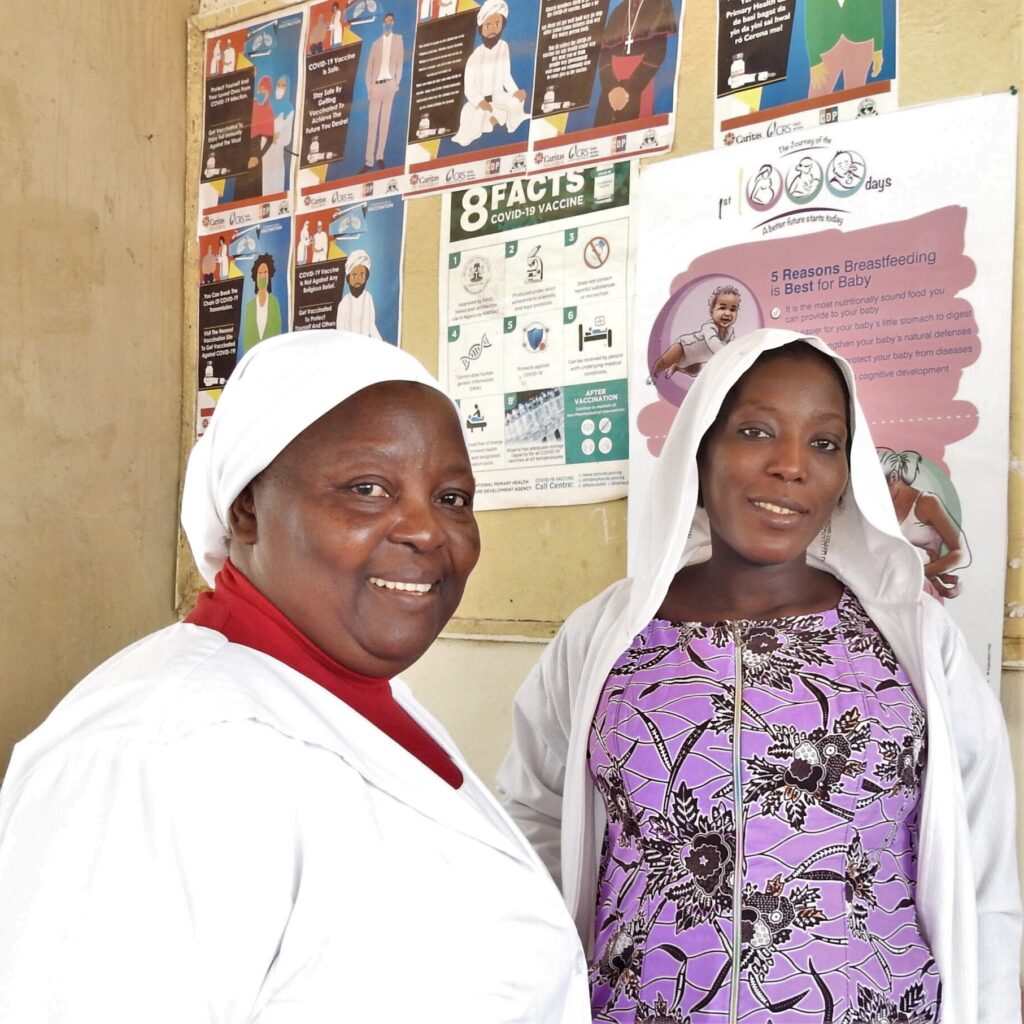 Monica Akyok (à esquerda), enfermeira do Centro de Saúde Primário (PHC) Bukuru Central, no estado de Plateau, na Nigéria, com um paciente. Crédito da foto: MSH. PMI-S