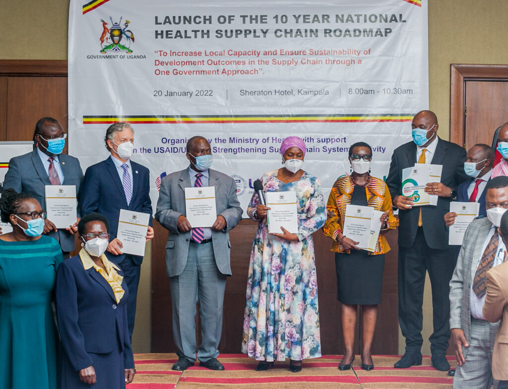 Miembros del gobierno de Uganda posan para una fotografía grupal durante el lanzamiento de la hoja de ruta del país hacia la digitalización total de su cadena de suministro de salud en 2022.