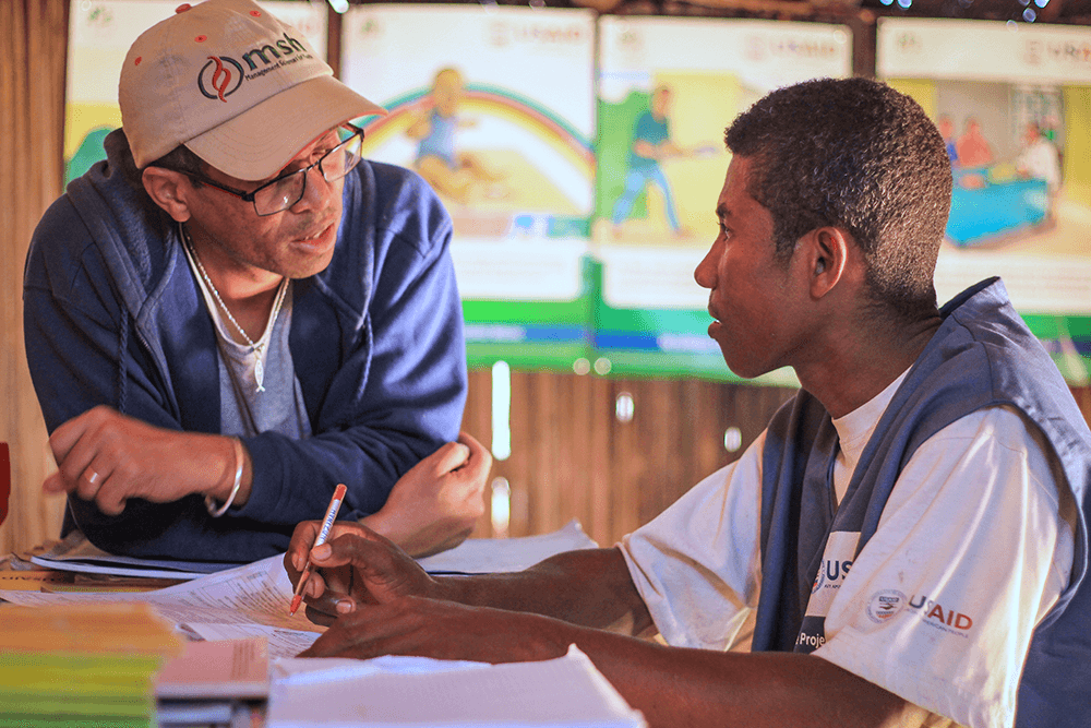 Um membro do pessoal do MSH reúne-se com um voluntário de saúde comunitária em Madagáscar: O Voluntário de Saúde Comunitária Manasoa Avelin recebe uma visita de supervisão. Crédito da foto: Samy Rakotoniaina/MSH