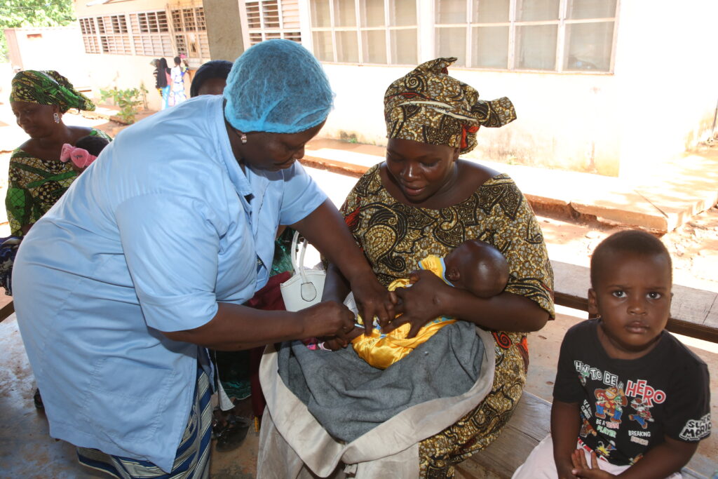 Un bebé recibe una vacuna en un centro de salud de Benin