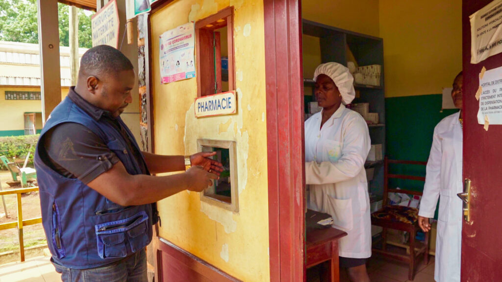 Pharmacie de l'Hôpital du District de Mbouda au Cameroun, 2022. Image : François Ebah Bela pour le programme USAID MTaPS