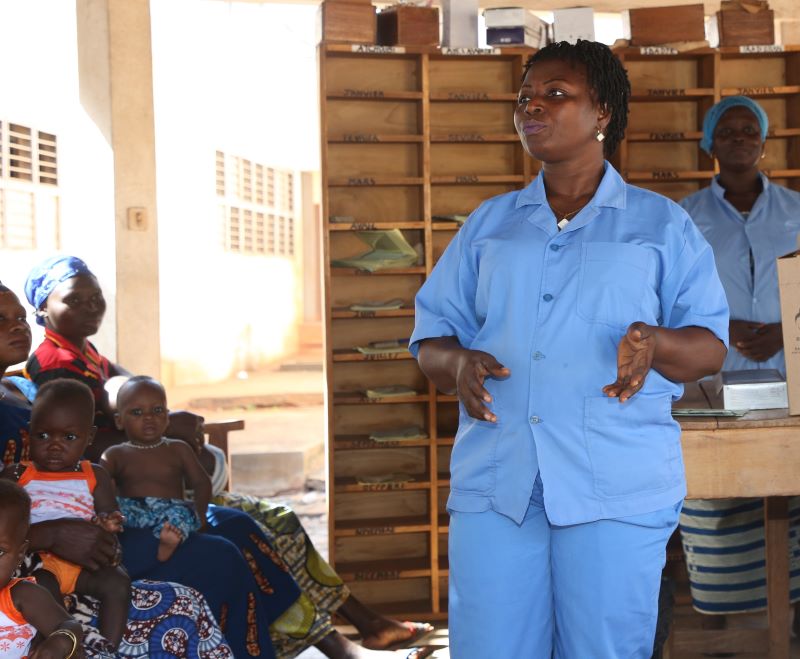 A health worker trained by the IHSA activity conducts an awareness session on routine vaccination for children under five and pregnant women at the Kétou health center in Benin. Photo credit: Victor Tossa, Les Angles d’Afrique