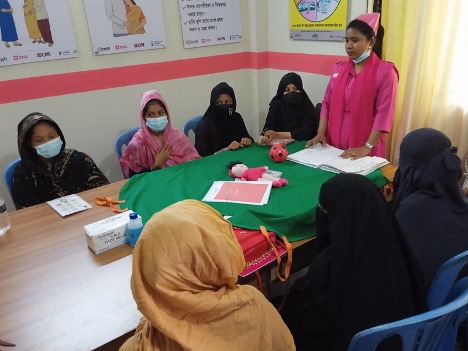 Rexona leading first-time mothers through an activity during a group ANC session at Tongi Maternity Center in Bangladesh