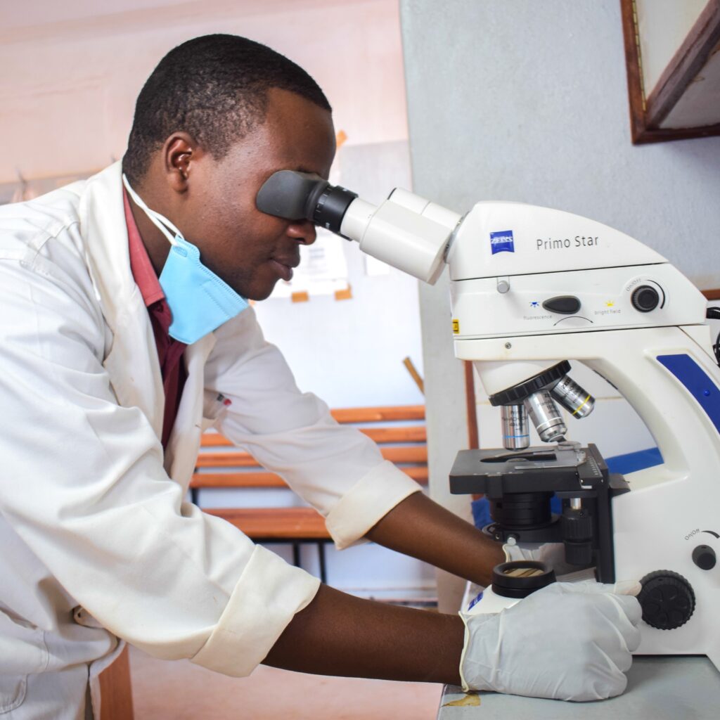 Kliniker führt Tuberkulosetests im Gesundheitszentrum Lilongwe, Malawi durch, ONSE Health Activity_resizedCropped