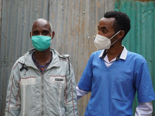 Getu, paciente de tuberculose curado, com o médico que o tratou no Yirgalem TIC 10. Crédito da foto: Jennifer Gardella