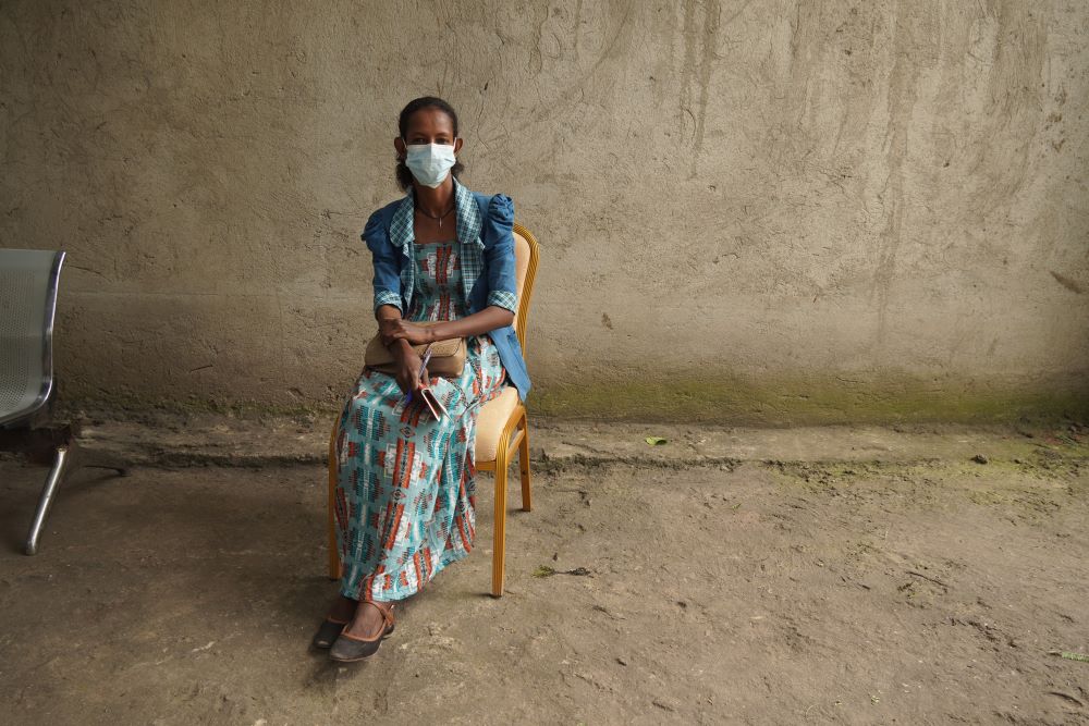 Danchile está sentado na sala de espera da clínica de TB do Hospital Geral de Adare. Crédito da foto: Jenn Gardella/MSH