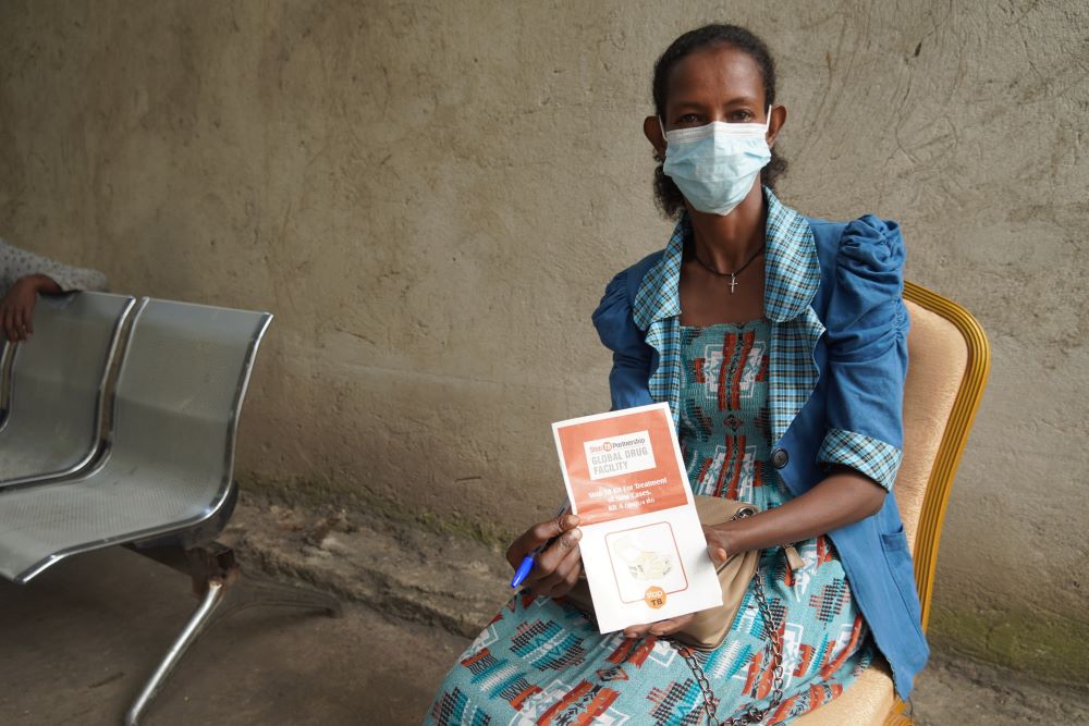 Danchile tem seu cartão Stop TB, que a ajuda a acompanhar seu tratamento. Crédito da foto: Jenn Gardella/MSH