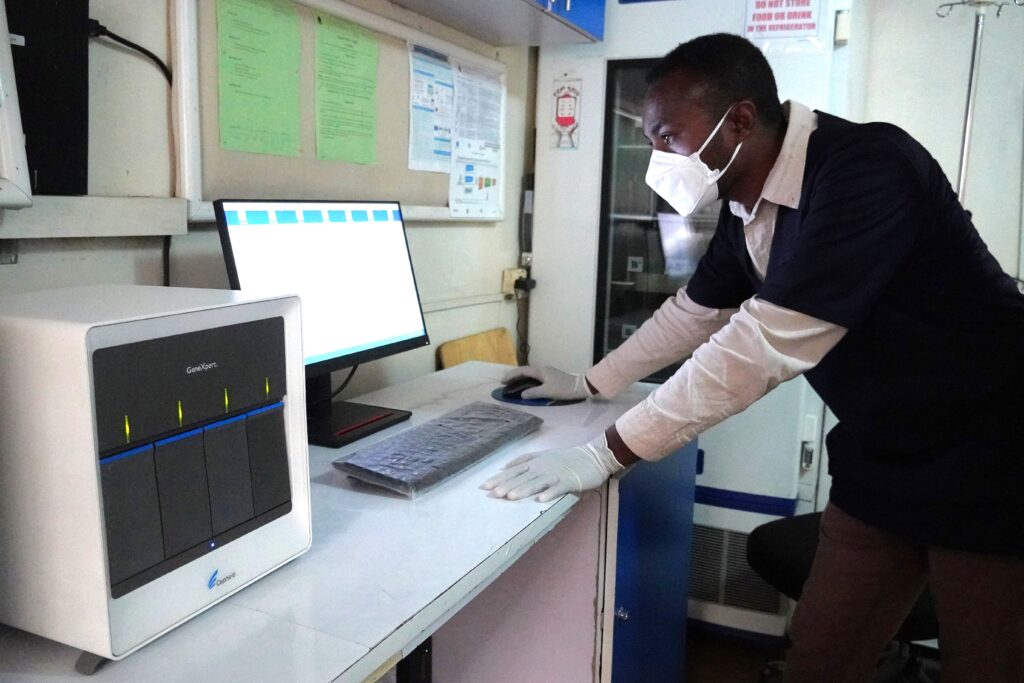 Trabajador-de-la-salud-comprobación-de-los-resultados-de-GeneXpert-en-el-Hospital-Adama-TB-Lab-4 en Etiopía