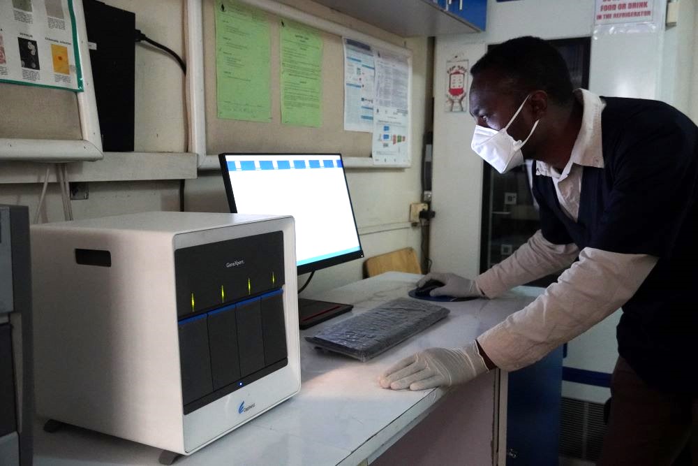 Um técnico de laboratório testa amostras de expectoração para detectar TB numa máquina GeneXpert adquirida e entregue ao hospital com o apoio da USAID. Crédito da foto: Jenn Gardella/MSH
