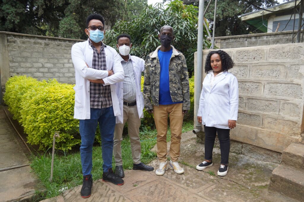 Paciente curado com TB-MDR com sua equipe de atendimento no Hospital Yirgalem TIC, Etiópia Crédito da foto Jennifer Gardella
