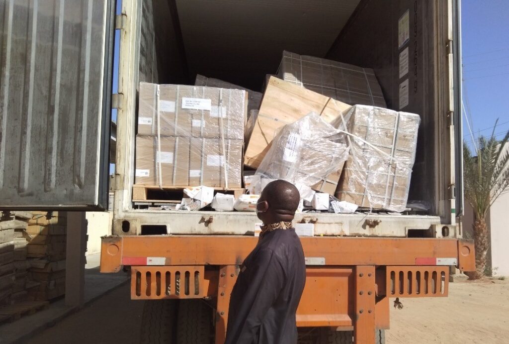Cargando productos contra la malaria en un camión para llevarlos a un almacén.