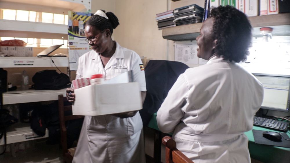 Equipe de farmácia do Centro de Saúde de Mukono em Uganda_ Crédito da foto MSH-2