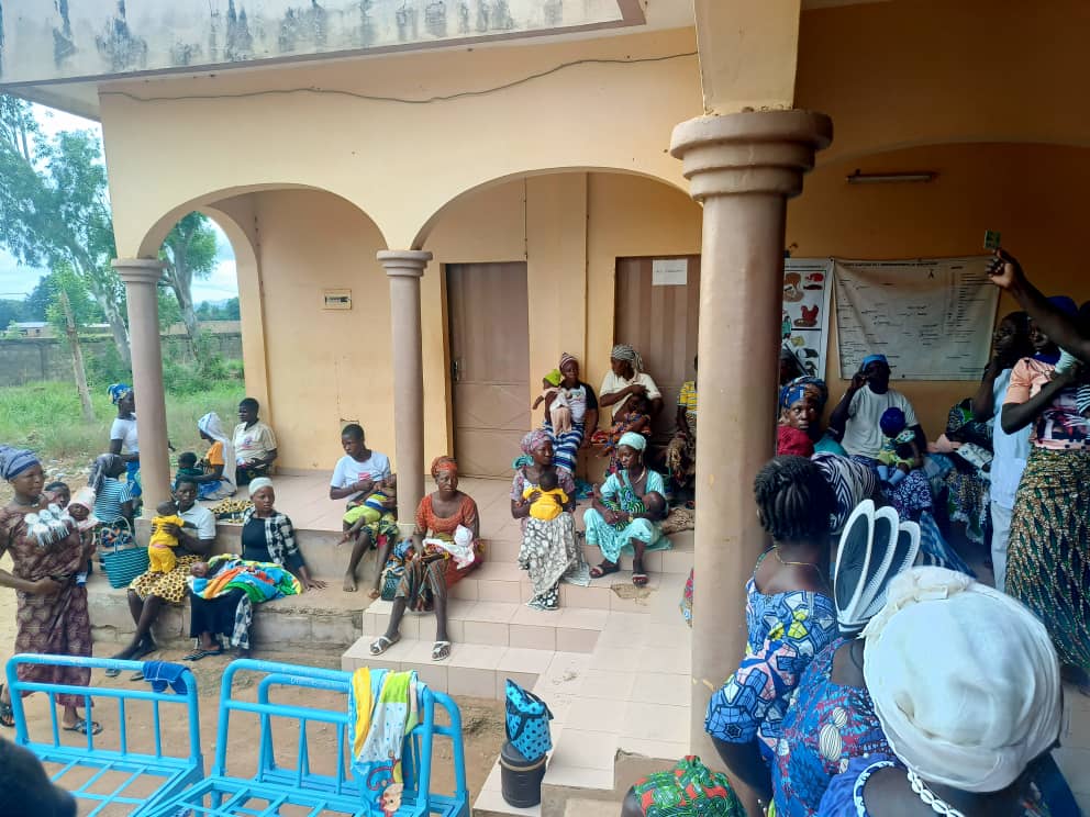 A UHC card awareness session takes place at the Korontiere Health Centre in the commune of Boukombe, Benin, as mothers and caregivers bring their children in for routine childhood vaccinations. Photo credit: Adekounle Aguemon Alexandre Alovokpinhou. PRESS Activity