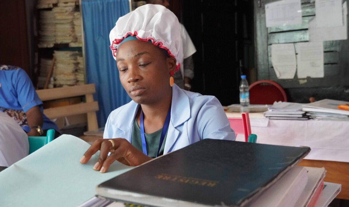 Health-worker-at-the-Biyem-Assi-District-Hospital-Timothe-Chevaux-scaled alt