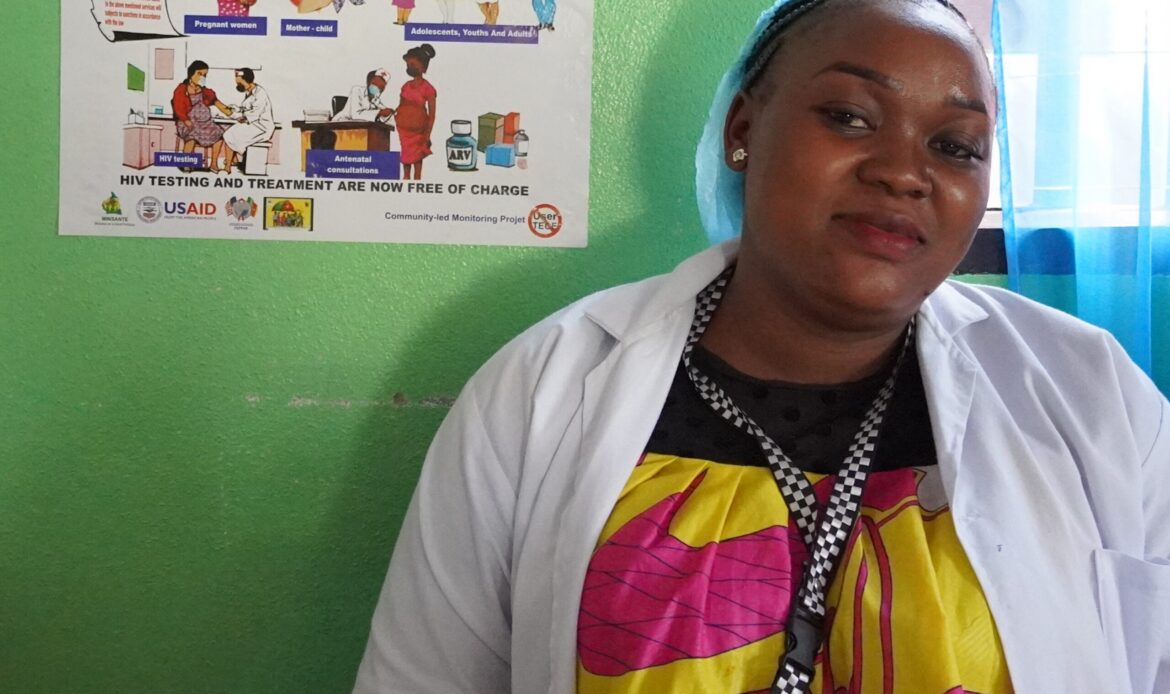 Health-worker-in-the-HIV-Care-Unit-of-the-District-Hospital-of-Biyem-Assi.Timothe-Chevaux_2-scaled alt