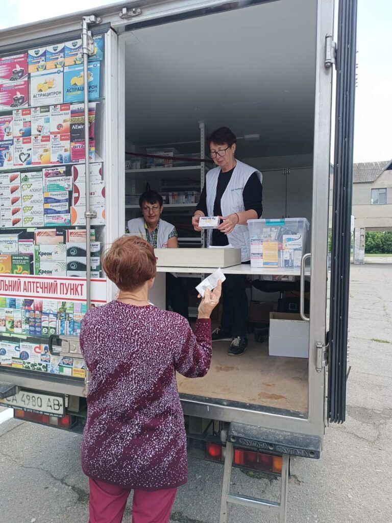 People receiving medicine at a mobile pharmacy. Credit: Oleksandr Tsybin
