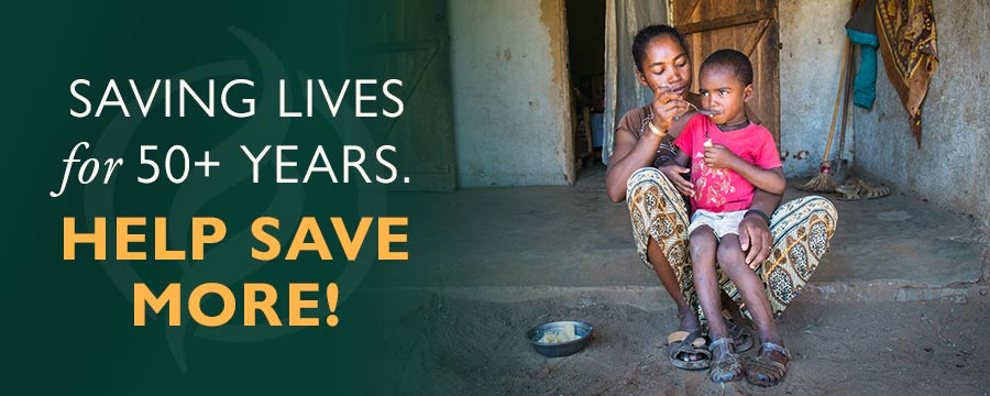 Una madre alimentando a su hijo.