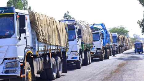 Trucks-en-route-to-conflict-affected-areas-in-Amhara-region-carrying-lifesaving-supplies alt
